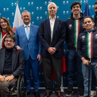 Alessandro Andreoni (secondo da destra) assieme al gruppo di ambassador