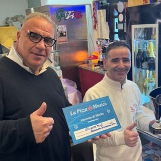 Ciro Marino e Giuseppe Frau (in arte Peppe Lab) con il riconoscimento ottenuto lo scorso anno a Sanremo
