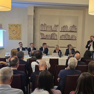 Confcommercio Busto Arsizio e Medio Olona è unita. Anche da una vetrofania