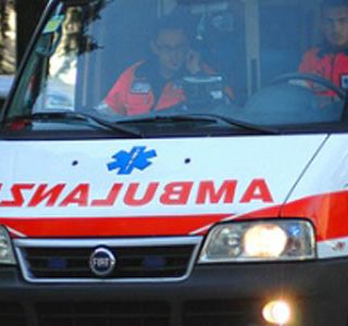 Tredicenne cade dalla bicicletta, interviene l'ambulanza