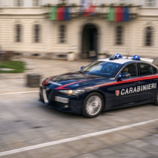 Infastidito per aver dovuto spostare l'auto, aggredisce il proprietario di casa e gli rompe un dito: denunciato