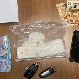 Fuggono al controllo e si scontrano con un'auto civetta: trovato quasi mezzo chilo di cocaina Fuggono al controllo e si scontrano con un'auto civetta: trovato quasi mezzo chilo di cocaina