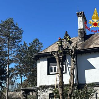 Brucia la canna fumaria, vigili del fuoco in azione a Casorate Sempione Brucia la canna fumaria, vigili del fuoco in azione a Casorate Sempione