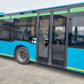 Uno degli autobus danneggiati