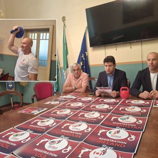 La conferenza stampa di presentazione del Campionato mondiale Kettlebell, nel riquadro Oleh Ilika in azione in sala giunta