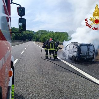 Il furgone in fiamme sulla A26