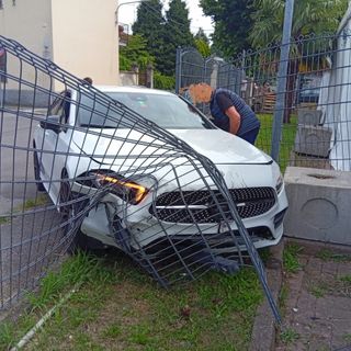 La recinzione sfondata al Campone di Borsano, vicino al tendone montato per la festa La recinzione sfondata al Campone di Borsano, vicino al tendone montato per la festa