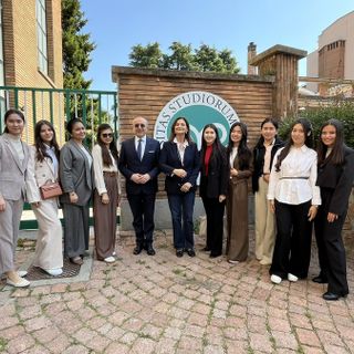 Le studentesse con la rettrice Maria Pierro e il prefetto Salvatore Pasquariello