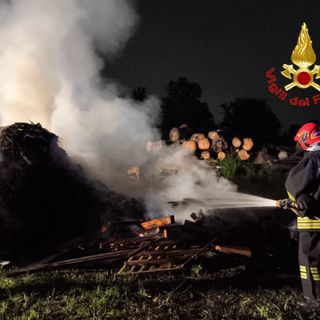 L'intervento dei vigili del fuoco in via Giotto a Tradate