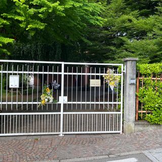 I fiori sull'ingresso della Pascoli di Cazzago