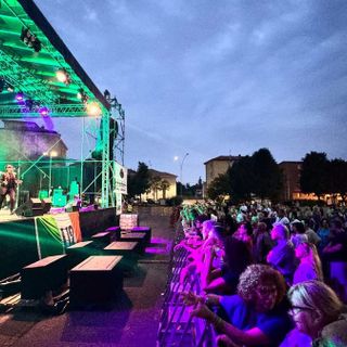 Sul palco di piazzale mercato a Tradate tanta musica e divertimento