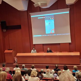 Sala Tramogge gremita per un incontro di "Argento in forma" dedicato alla digitalizzazione