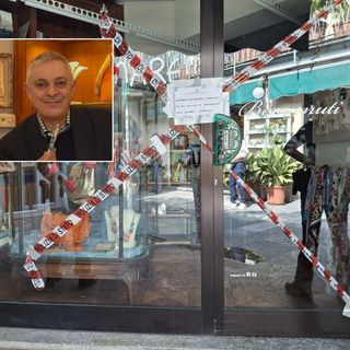 I sigilli alla porta del negozio in cui si è consumato il delitto. Nel riquadro, Davide Gorla