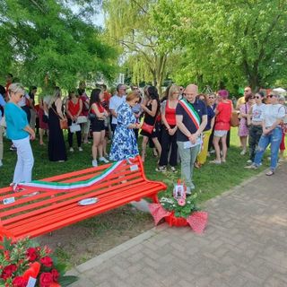 La panchina rossa a Corgeno dedicata a Teresa Stabile (foto dalla pagina Facebook del sindaco Parrino)
