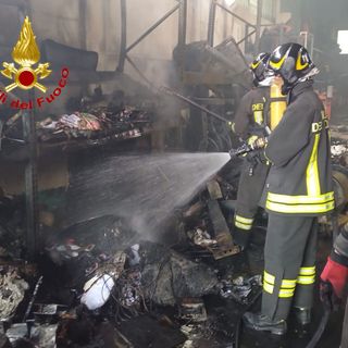 Cairate, incendio in un capannone