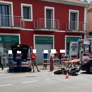 Scontro tra auto e moto in via Lonate a Busto: soccorsi due ragazzi