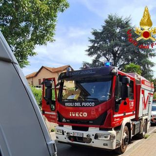 L'intervento dei vigili del fuoco in via Matteotti ad Angera