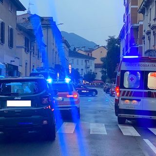 Omicidio in pieno centro a Luino, una tragedia familiare: interrogato il figlio 25enne