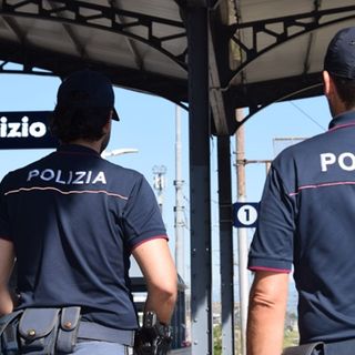VIDEO. Rapinarono e accoltellarono un turista americano su un treno a San Giuliano Milanese: presi a Busto due tunisini