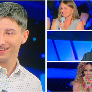 Andrea Siciliano accompagnato in studio anche da mamma Morena, in alto a sinistra, e applaudito da Gerry Scotti e da Samira