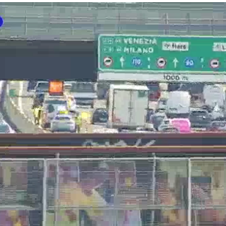 Incidente in A8, tre feriti e traffico in tilt. «Code fino a 3 chilometri»