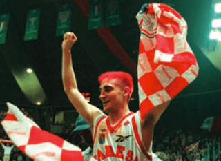 Gianmarco Pozzecco con la maglia insanguinata portato in trionfo dai tifosi biancorossi: è l'11 maggio 1999, la Pallacanestro Varese ha appena vinto il suo decimo scudetto