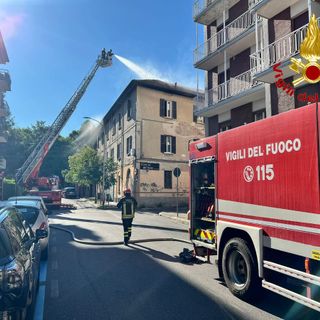 L'intervento dei vigili del fuoco per spegnere l'incendio che ha riguardato il tetto di un edificio di quattro piani in via Maspero a Varese