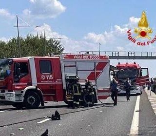 Le immagini dell'incidente sulla A21 dove è precipitato l'ultraleggero