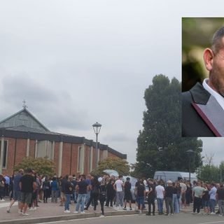 In tantissimi per l’ultimo saluto a Giuseppe Tallarita. La promessa del sacerdote alla famiglia: «Vi saremo vicini»