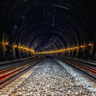 Entra in una galleria e rischia di essere investito sulla linea del Sempione