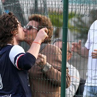 IL BACIO DELLA VARESINA - Max Di Caro bacia nonna Ebe dopo il gol della promozione in Eccellenza: lo spirito e l'identità della Varesina restano intatti, impossibili da tradire per chiunque, e sono racchiusi in questa immagine di Enrico Scaringi