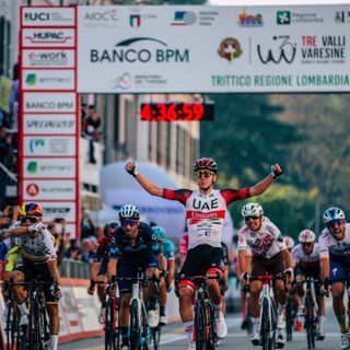 Tadej Pogacar esulta alla Tre Valli Varesine 2022