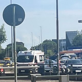 Via Fagnano, ancora uno scontro tra auto e moto