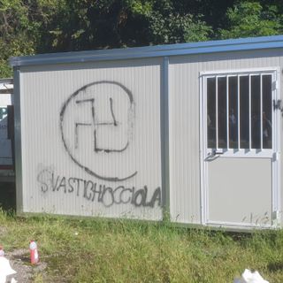 Le scritte naziste alla festa del Pd alla Schiranna