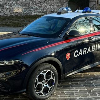 Bustese viola il divieto di avvicinamento e picchia la moglie in un B&amp;B in Liguria: arrestato