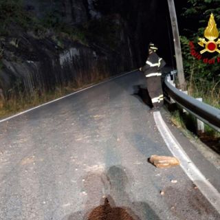 Frana nella notte sulla Statale 659 a Crodo: auto colpita dai detriti