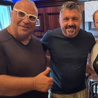 Gattuso tra Ciro e Antonella ieri sera nel ristorante pizzeria di Gallarate