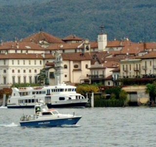 Turista tedesco getta rifiuti nel lago Maggiore: ora dovrà pagare 2.500 di multa