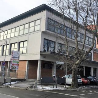 Vietati ombelico scoperto, vestiti corti e unghie lunghe: a Varese l’Istituto scolastico introduce il dress code Vietati ombelico scoperto, vestiti corti e unghie lunghe: a Varese l’Istituto scolastico introduce il dress code