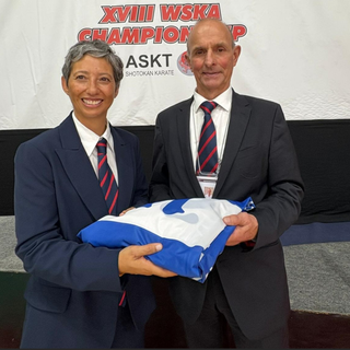 Yuri Shirai consegna la bandiera Wska a Giorgio Gazich