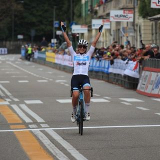 Elisa Longo Borghini esulta in via Sacco nel 2022