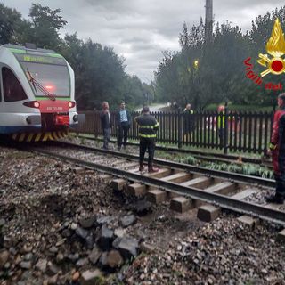 Maltempo, nel Lecchese treno fermato a pochi metri da una voragine