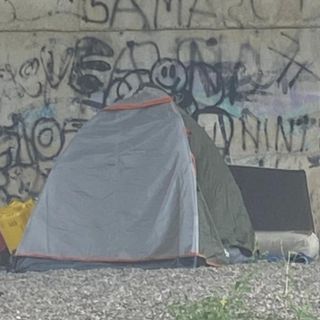 La tenda piazzata a Induno Olona, sotto il ponte della tangenziale