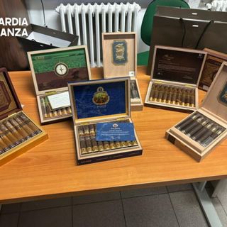 Rientra dalla Svizzera dopo aver fatto il “pieno” di sigari: nei guai per contrabbando