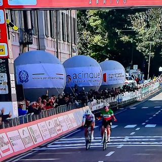 Elisa Longo Borghini esulta in via Sacco: è sua la Tre Valli Varesine 2025