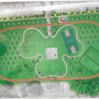 L’area verde di via Antonio De Curtis riparte da un trifoglio: oltre mezzo milione per rinnovarla