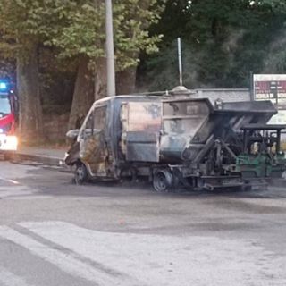 Il furgone della nettezza urbana distrutto dalle fiamme sulla Varesina (foto tratta da IlSaronno.it)
