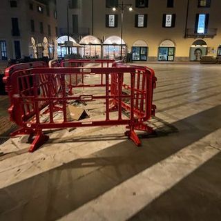 Le transenne posizionate nel 2024 intorno alle lastre sollevate