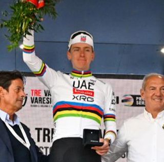 Tadej Pogacar sul podio; alla sua sinistra Renzo Oldani