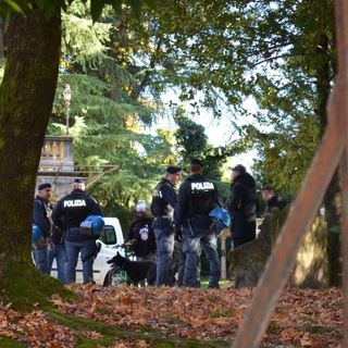 L'operazione delle forze dell'ordine a Villa Augusta e, sotto nella seconda foto in gallery, in piazza Repubblica